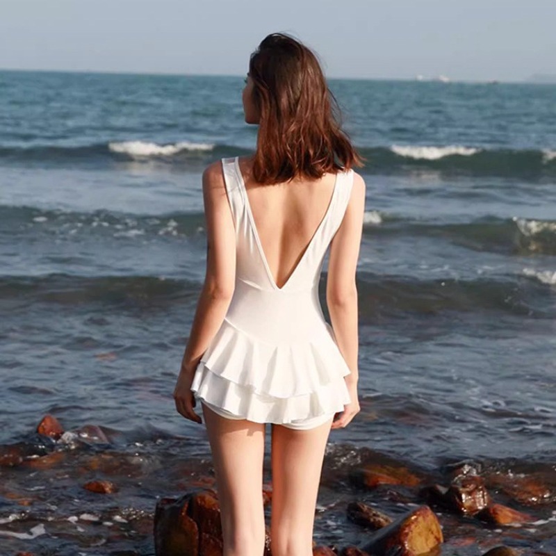 Maillot de bain une pièce blanc pour femme, dos profond en V, avec volants amincissants sur le ventre et bordure à volants, idéal pour les vacances à la plage