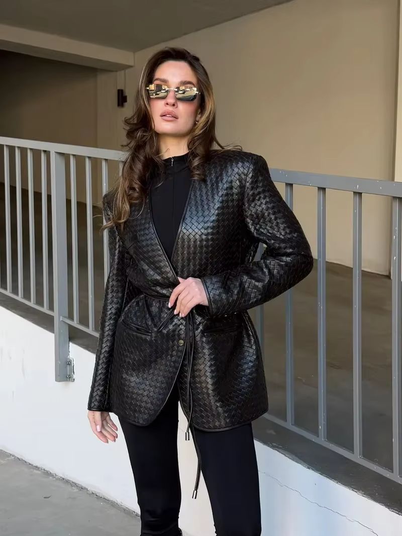 Blazer en similicuir tissé pour femme Laur 2026, veste ajustée à col en V avec ceinture à nouer, vêtement de bureau élégant avec poches.