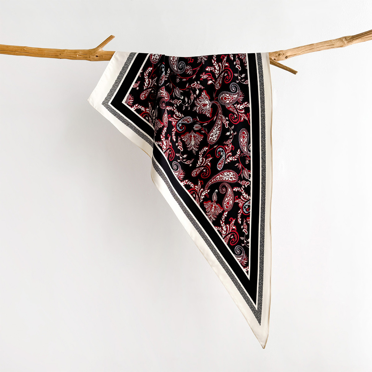Foulard triangulaire de créateur pour femme, en satin effet soie, imprimé, utilisable comme foulard de tête, foulard de cou, bandana pour cheveux, châle ou écharpe.