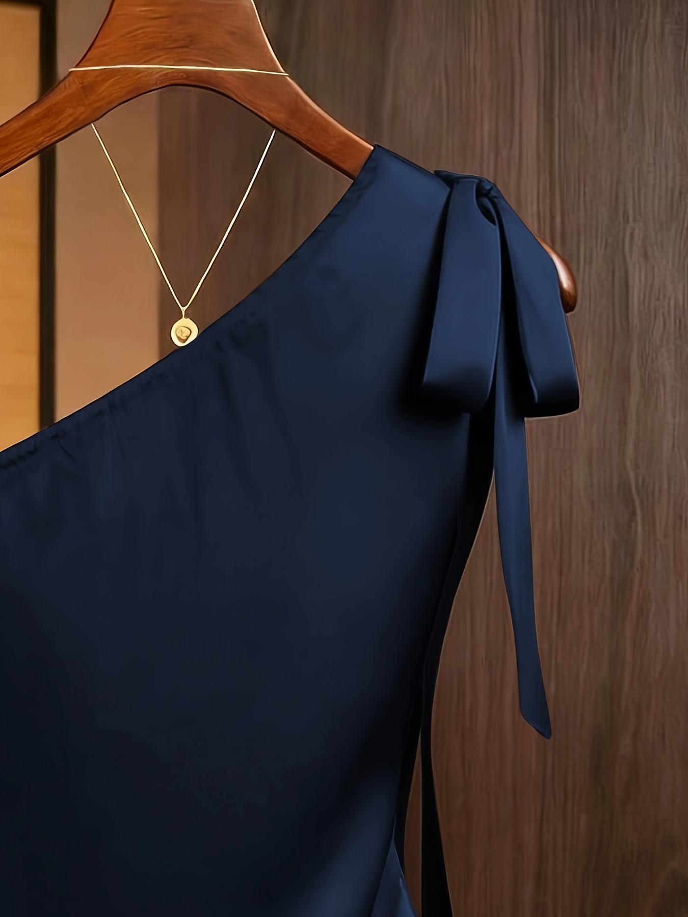 Haut en satin pour femme à épaules dénudées avec détail nœud et taille froncée