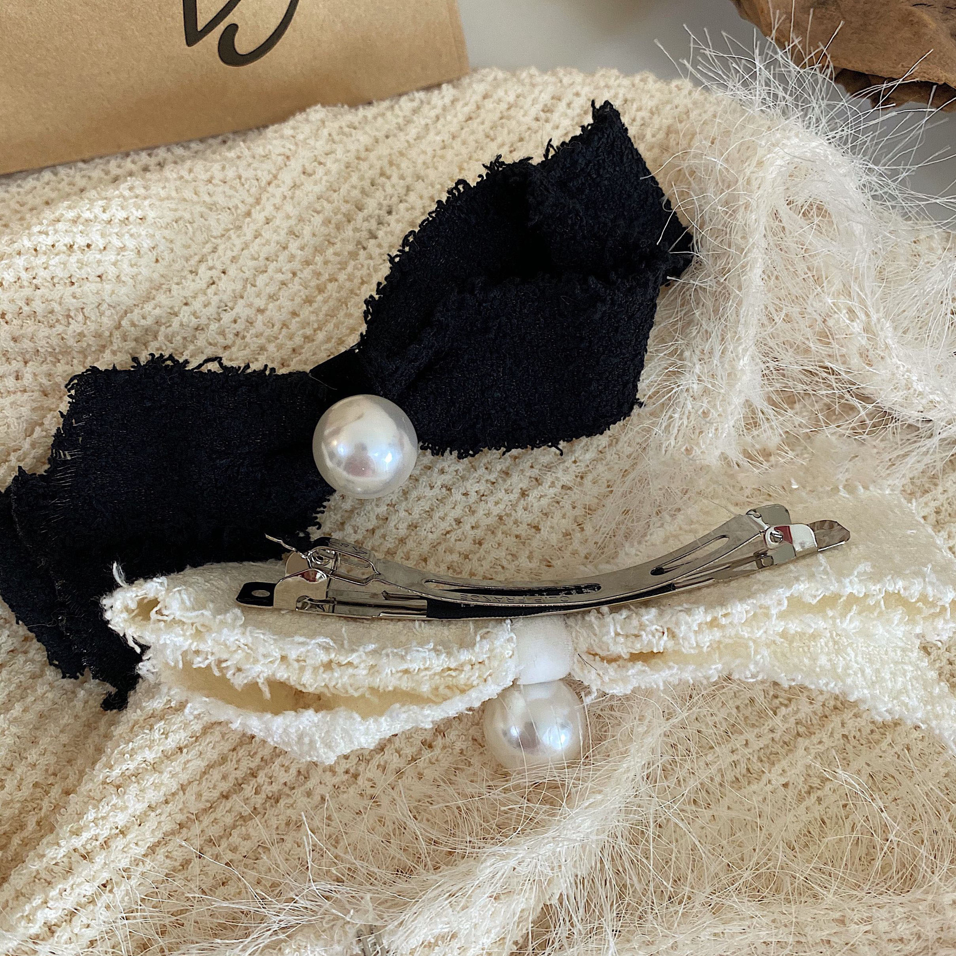 Pince à cheveux avec pompon en tissu pour femmes, pince à cheveux en perles, bijoux de luxe faits à la main, coiffure coréenne, 2025