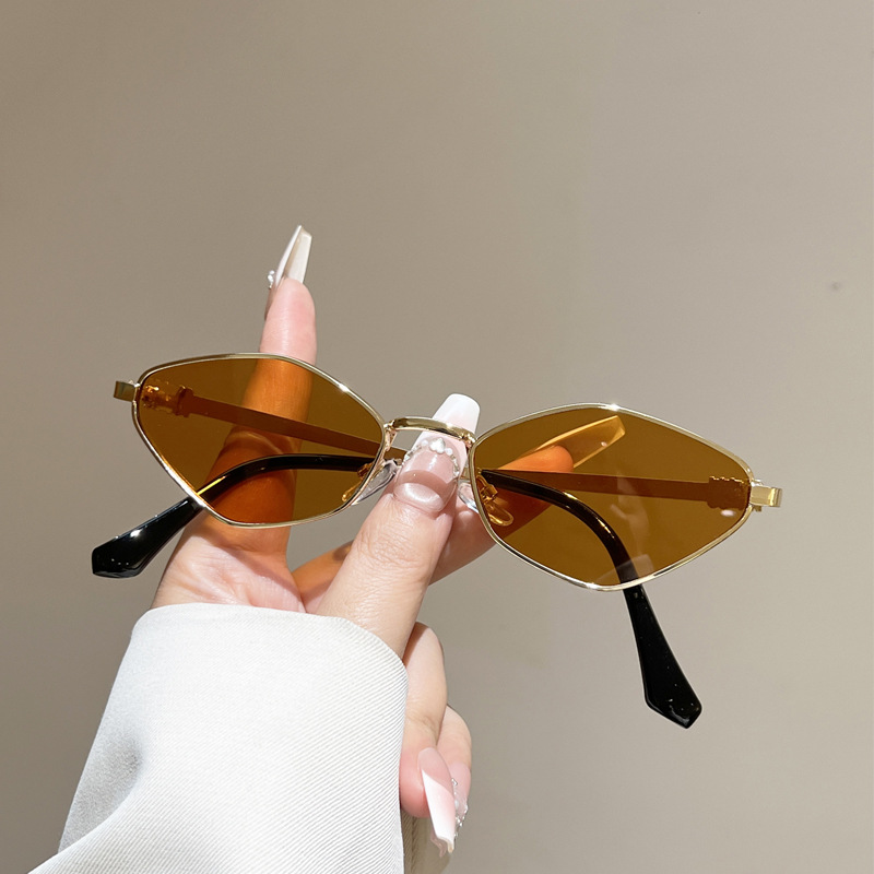 Nouvelles Lunettes de Soleil Femme Anti-UV en Alliage, Style Œil de Chat Irrégulier, Motif Diamant, Petites et Tendance pour la Conduite