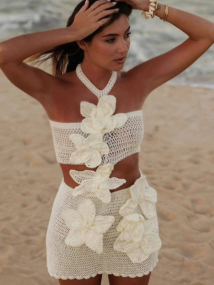 Robe mini en crochet pour femmes, style halter, tricotée, avec fleurs 3D ajourées, sans manches, dos nu, coupe ajustée, robe de plage pour les vacances d'été 2026.