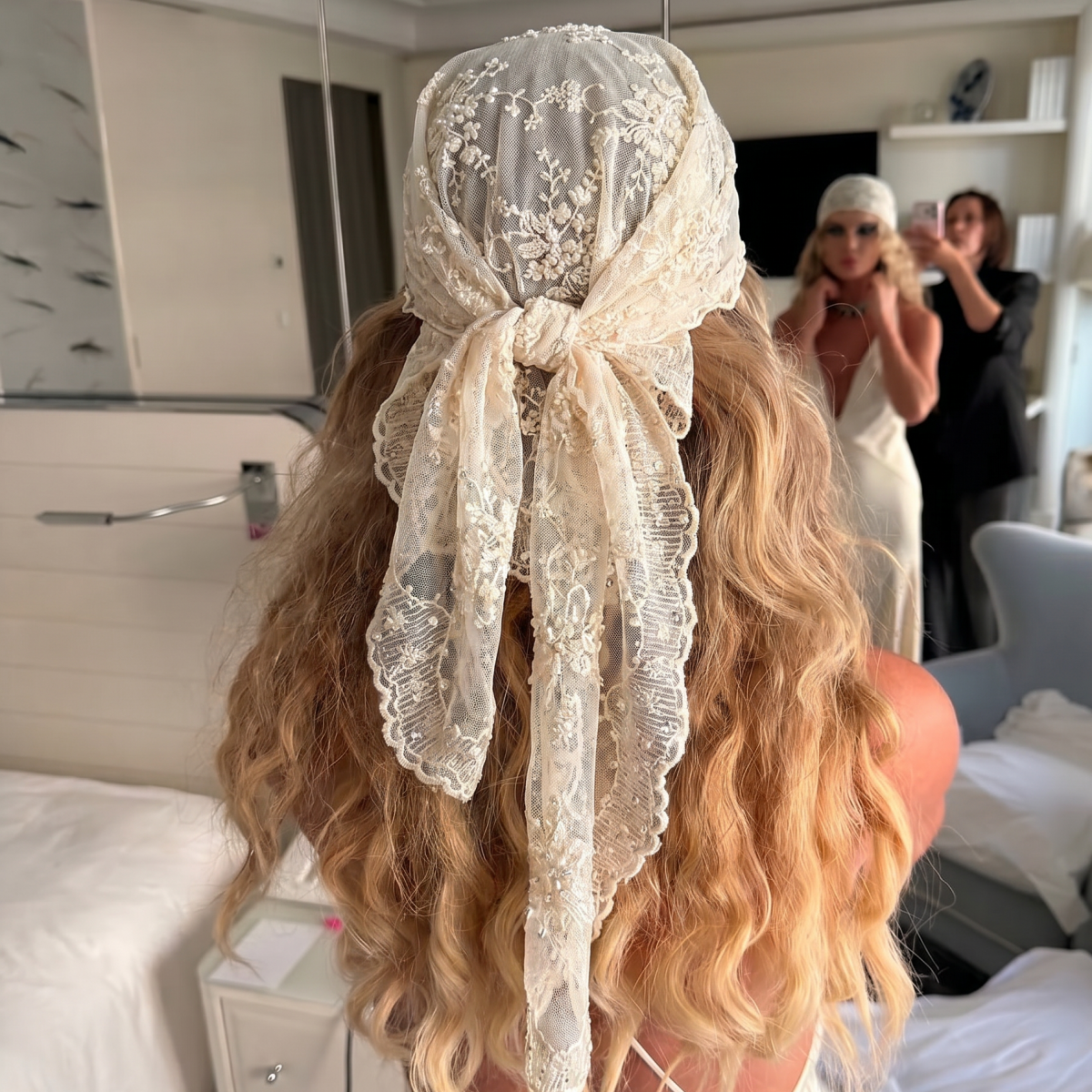 Écharpe carrée pour femme, châle élégant à fleurs et dentelle, avec pompons, accessoire de mode printemps-été pour photos