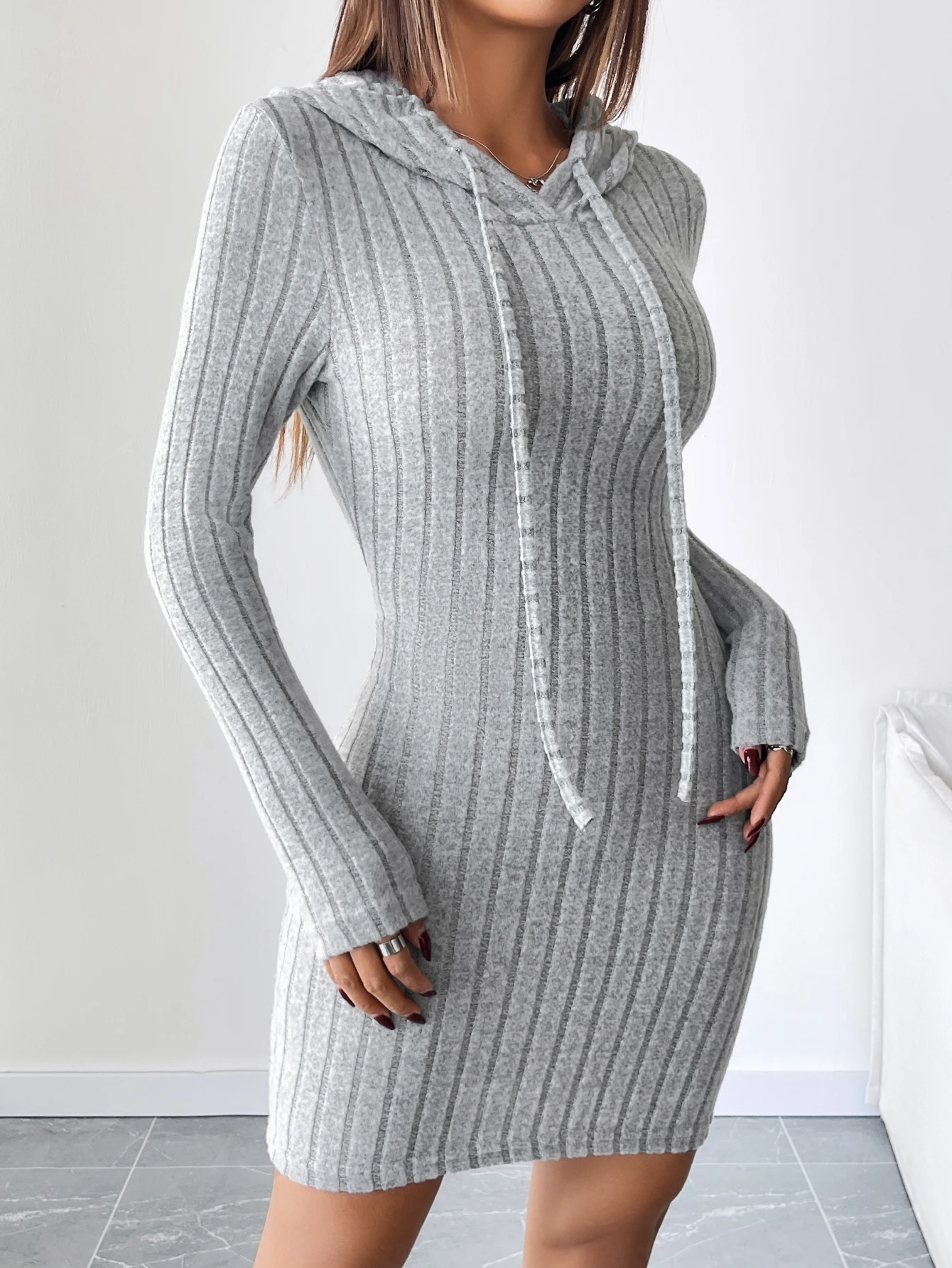 Robe ajustée à capuche tricotée côtelée à la mode avec cordon de serrage - Style décontracté confortable pour les femmes