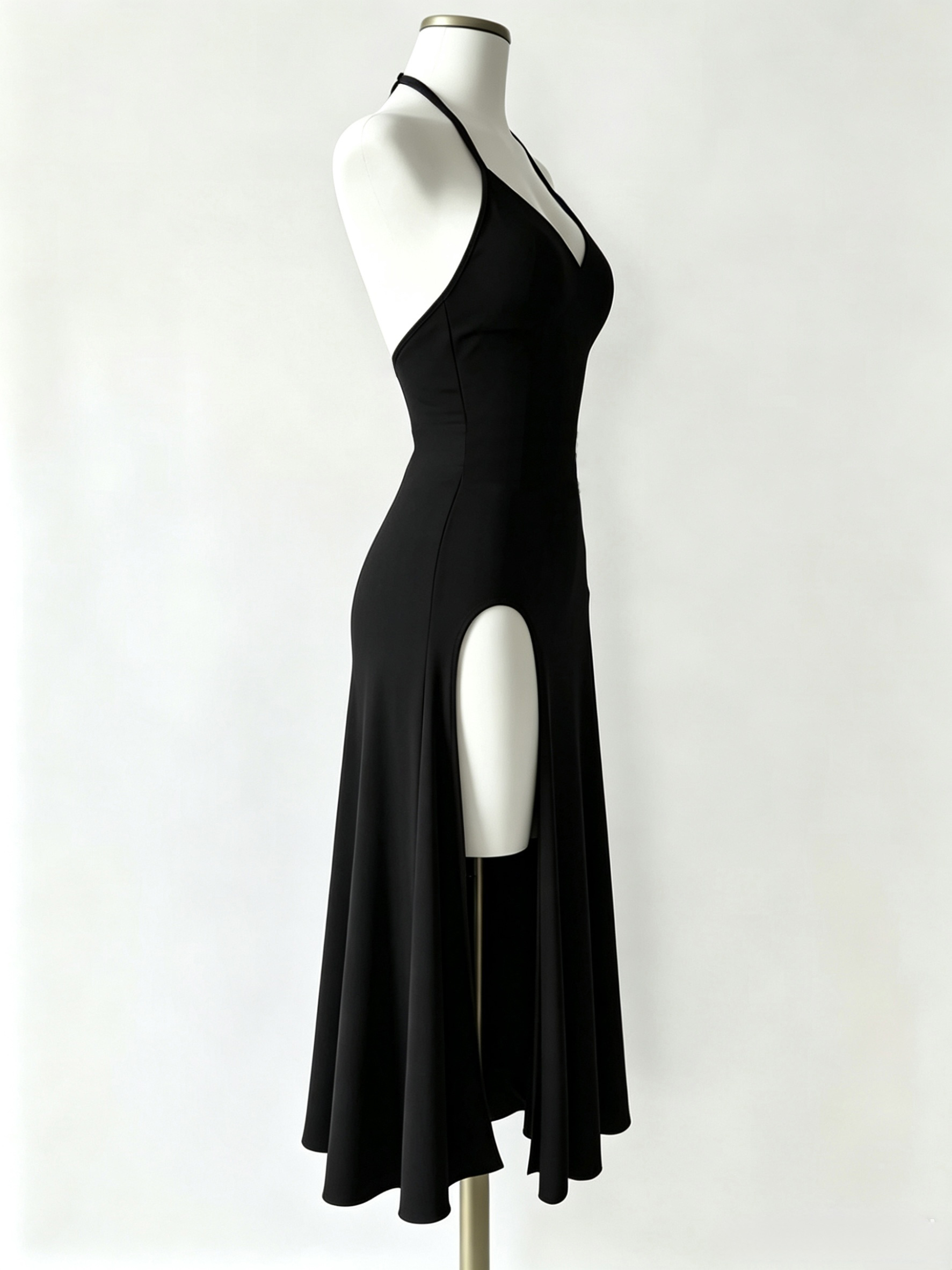 Robe noire élégante et stylée avec un col halter fin, un décolleté en V profond, une taille cintrée, des fentes hautes des deux côtés et une robe longue fluide et amincissante