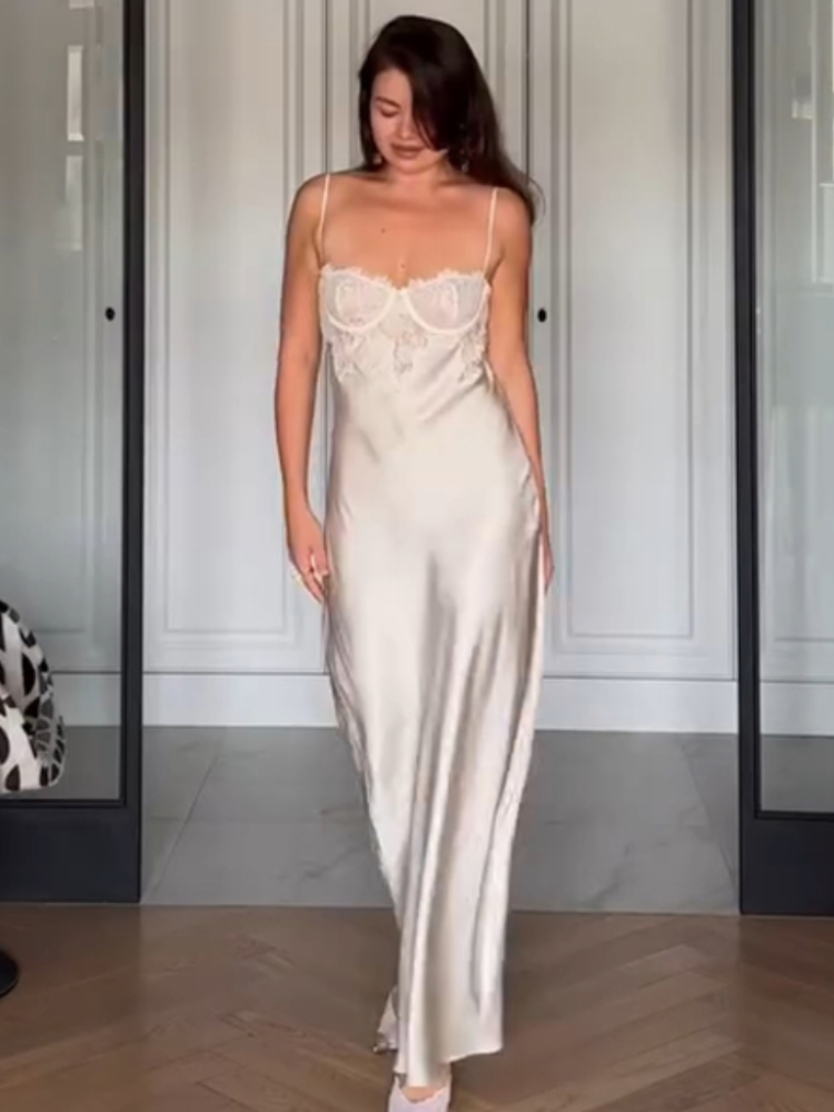 Robe mini moulante unie à manches évasées et dos nu, avec ceinture à sequins, blanche scintillante, style portefeuille, pour soirée chic été 2026