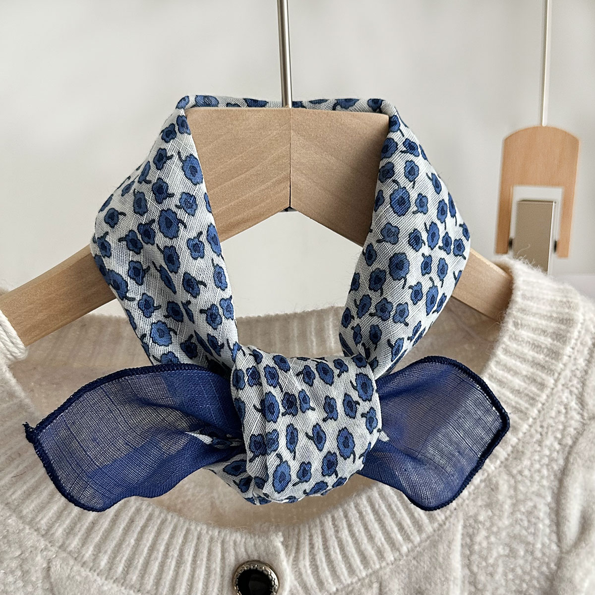 Printemps et été Floral à pois doux petite écharpe carrée pour les femmes mince respirant décoratif petite écharpe multi-fonctionnelle cheveux attachant écharpe