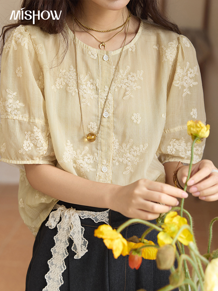 MISHOW français rétro brodé chemisier à fleurs pour les femmes été 2025 col rond simple boutonnage haut manches bouffantes Blouse MXE36X1874