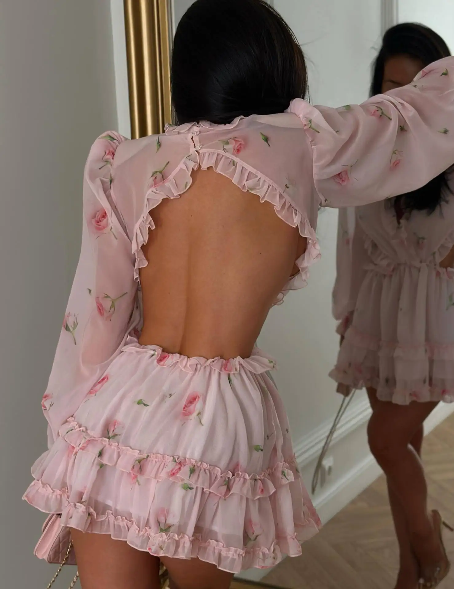 Robe mini en mousseline rose à imprimé floral pour femme, manches bouffantes, dos nu, découpes à la taille, ourlet à volants étagés, collection 2026, robe de soirée décontractée
