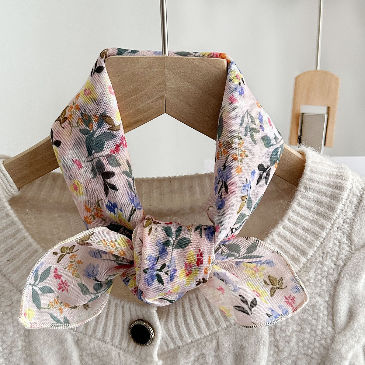 Printemps et été Floral à pois doux petite écharpe carrée pour les femmes mince respirant décoratif petite écharpe multi-fonctionnelle cheveux attachant écharpe