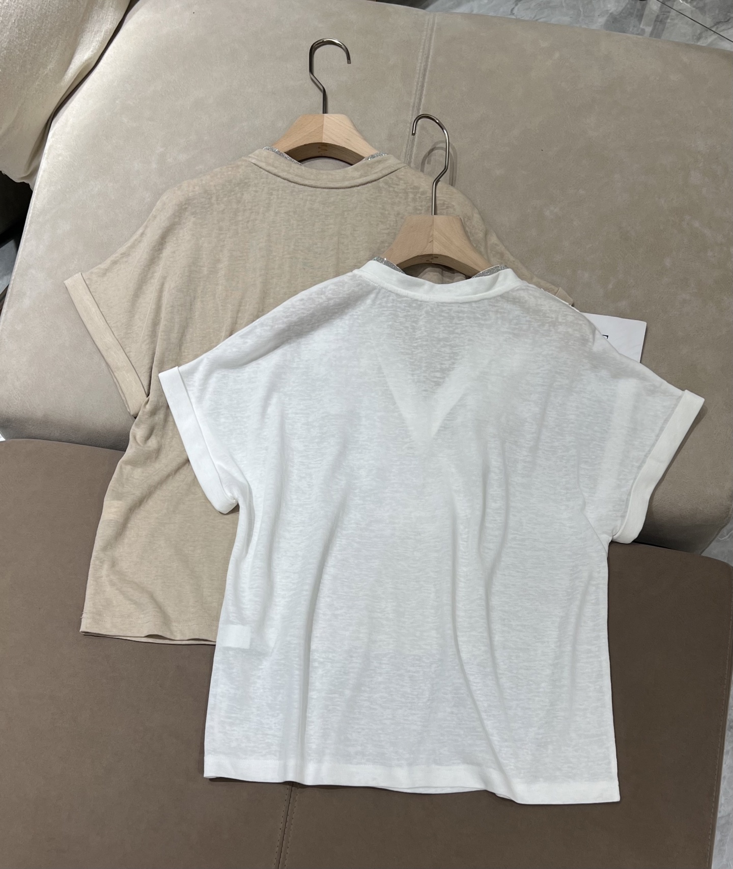 Nouveauté été 2026 : T-shirt en soie et coton brodé pour femme