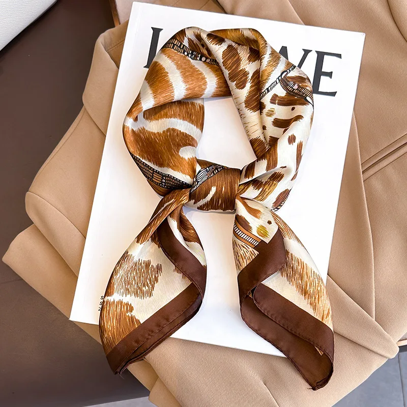 Foulard carré imprimé léopard pour femme, bandeaux en satin doux, foulard de tête de la présidence, bandeau de sauna Hijab, ruban de sac de bureau, écharpe de luxe, 2023