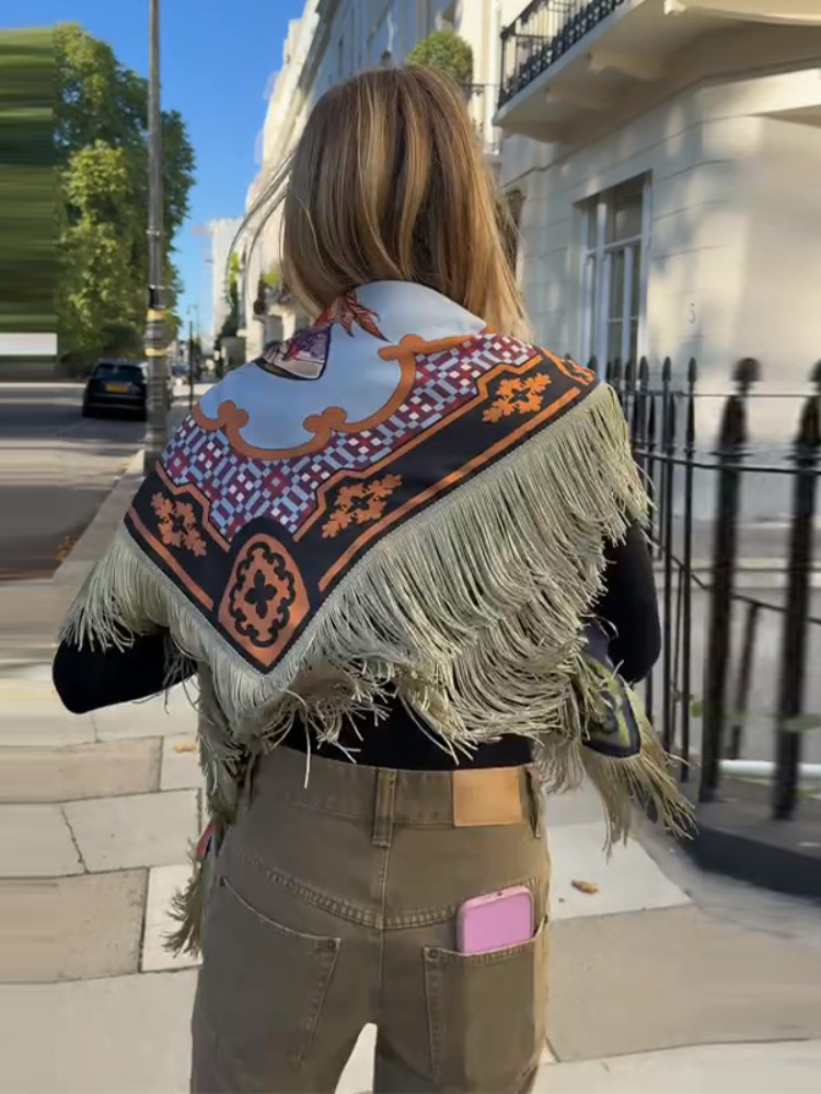 Écharpe carrée tendance pour femme avec pompons, motif floral chic, passe-partout, franges, style urbain, nouvelle collection printemps 2026, vintage