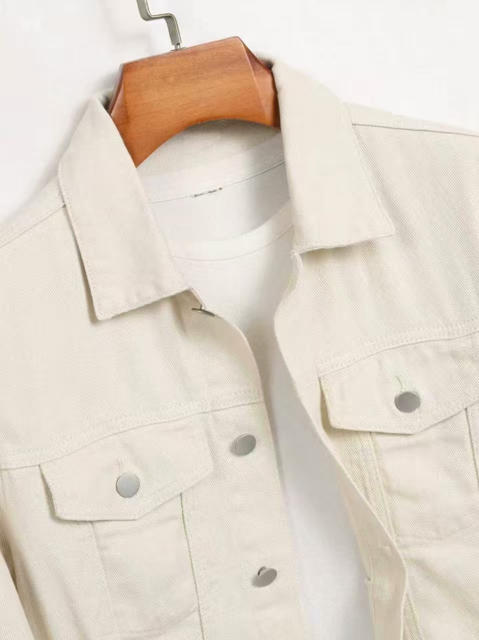 Veste en jean unie décontractée blanc cassé, lumineuse et rafraîchissante, pleine d'une ambiance jeune, idéale pour le printemps et l'automne