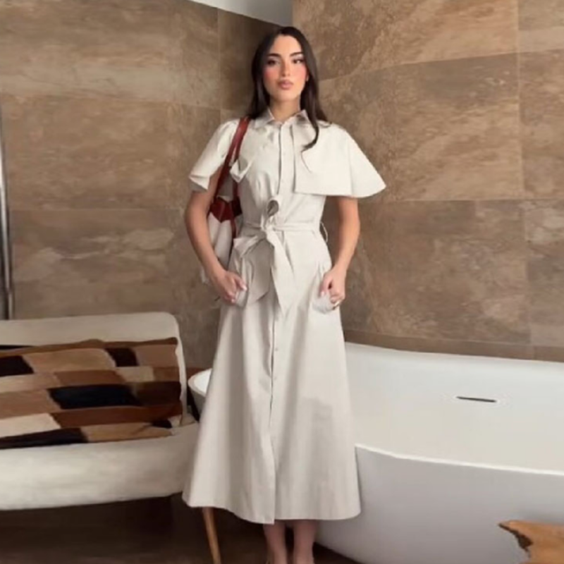 Robe élégante minimaliste à manches cape pour femme, avec ceinture chic et fente avant, idéale pour le bureau ou les tenues décontractées d'été 2026