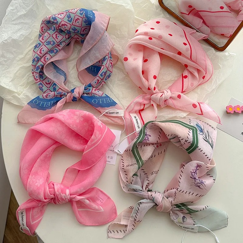 1 écharpe en soie pour femme, respirante, douce, à la mode et décorative, écharpe carrée polyvalente en coton et lin à motifs floraux.