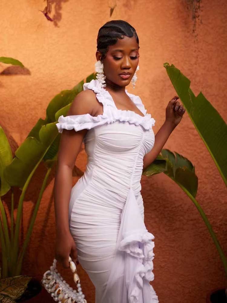 Robe longue d'été pour femme, col halter, chic et élégante, drapée à la taille, amincissante, pour soirée