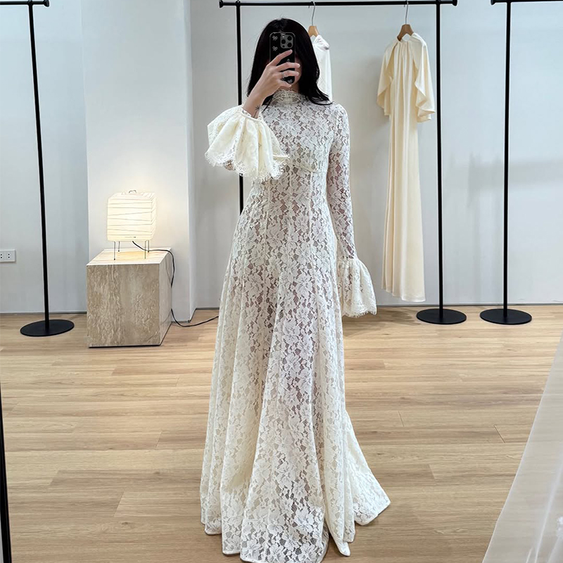 Robe longue élégante en dentelle française, style vintage et tendance, pour femme, idéale pour soirée, mariage, invitées, tenue de soirée formelle ou décontractée.