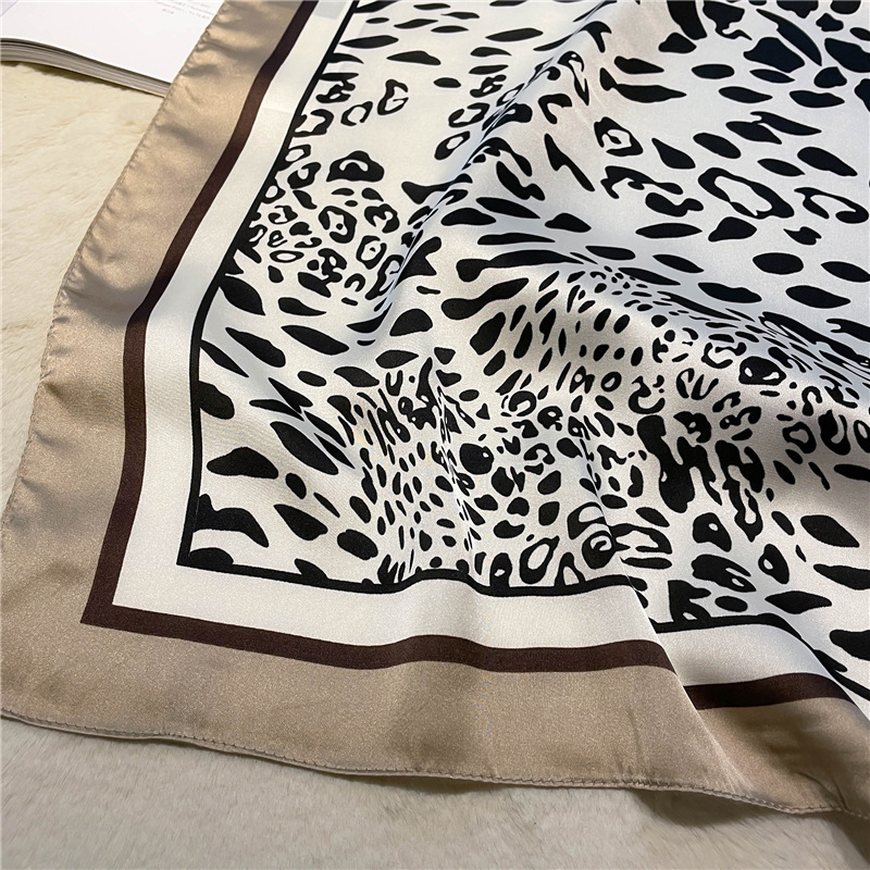 Marque de luxe imprimé léopard femmes Imitation soie écharpe carré femmes cou foulards foulard plage bandeau de cheveux femmes Bandana