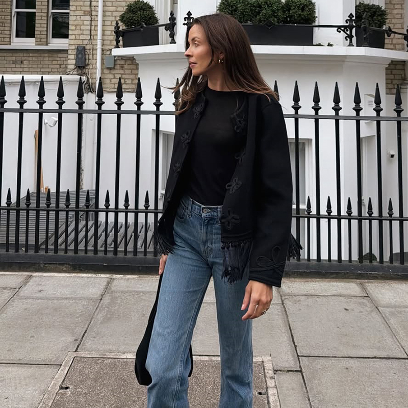 Veste noire pour femme, design élégant avec boutons noués, col rond, ourlet à franges, veste courte, nouvelle collection automne, chic pour le travail, le bureau et les soirées.