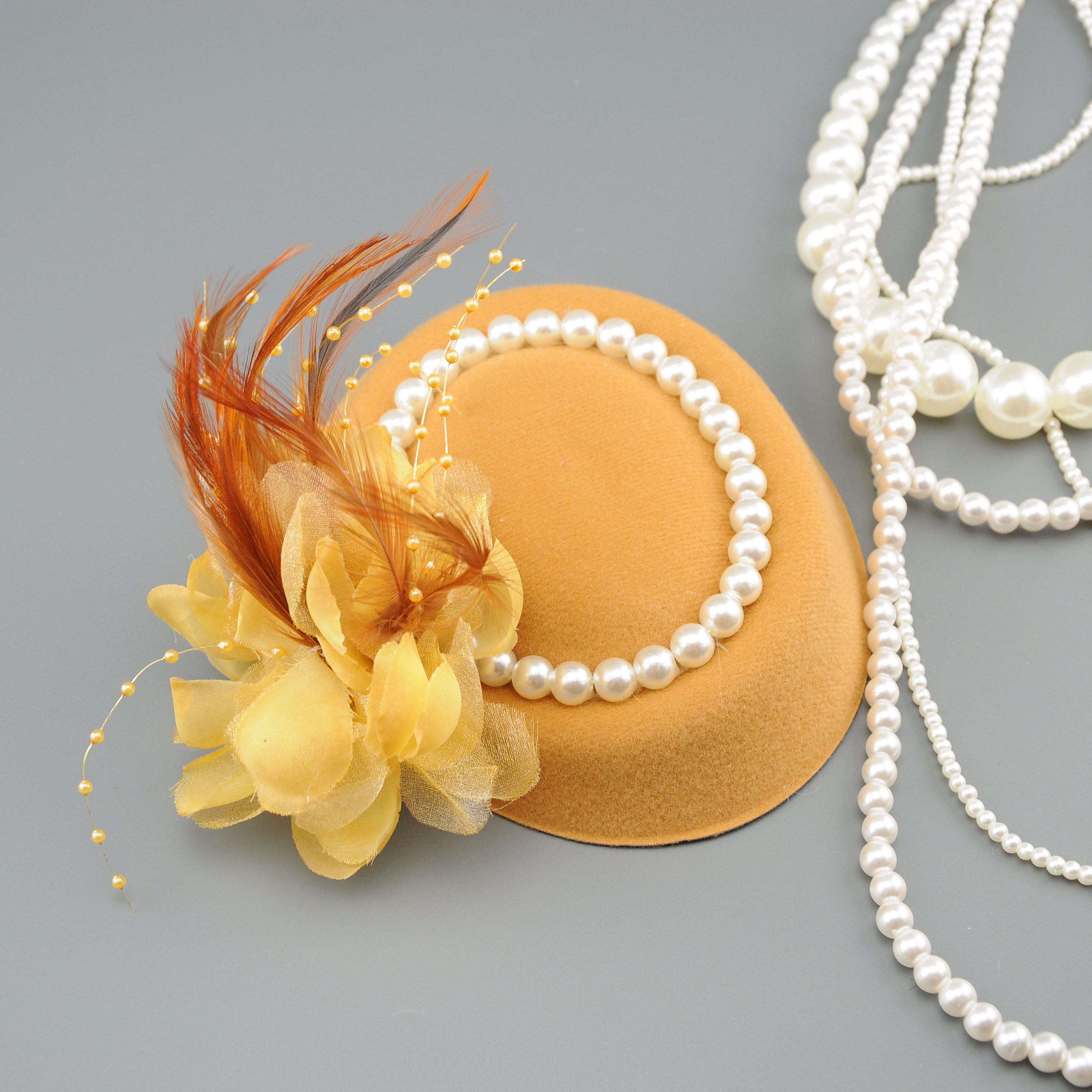 Chapeau Fascinator en Tulle Français avec Fleurs et Perles, Coiffe en Plumes et Résille, Accessoire Cheveux Style Audrey Hepburn pour Mariage Nuptial, T