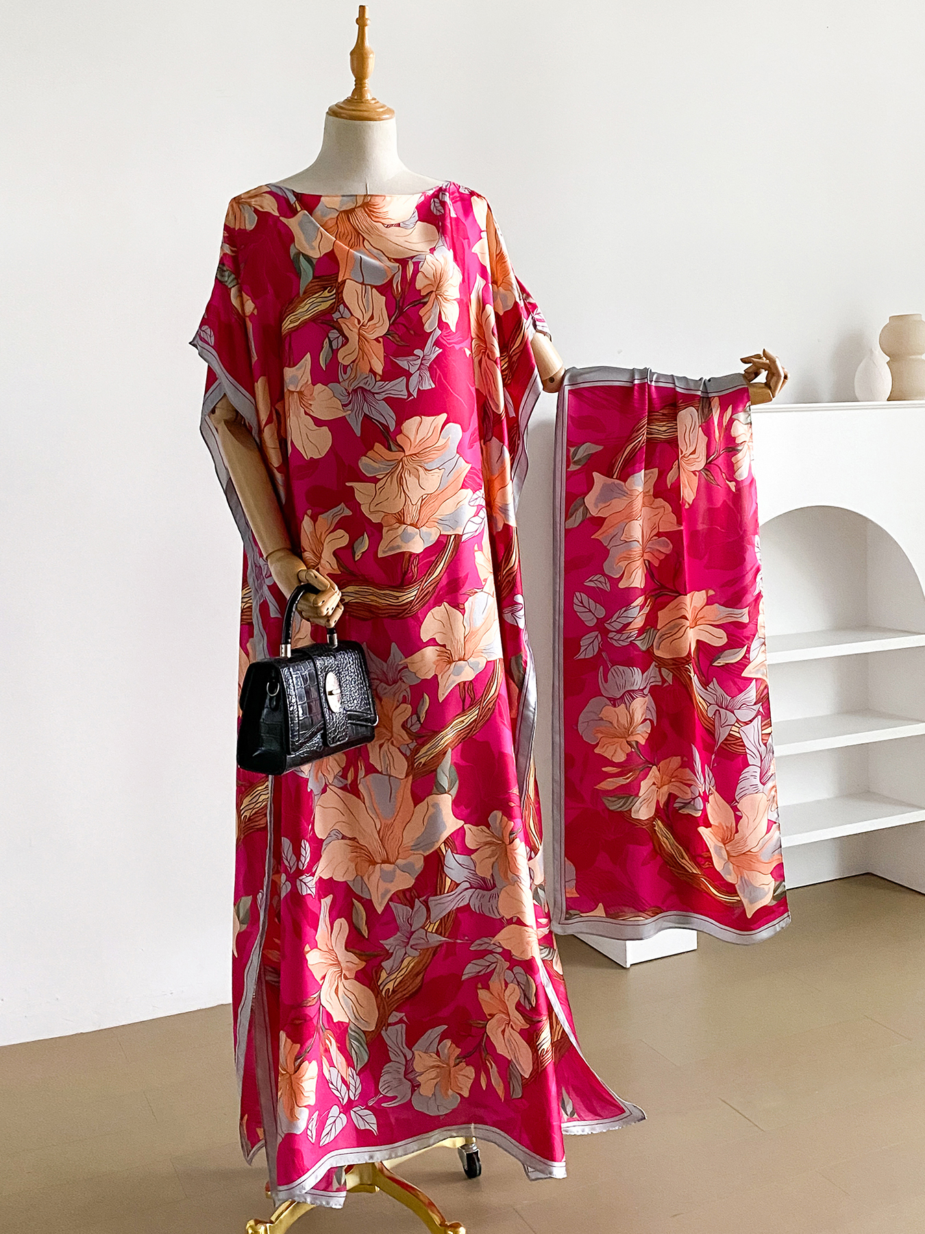 Ensemble abaya et foulard en satin à imprimé floral magnolia vibrant, kaftan ample à manches chauve-souris pour femmes musulmanes, idéal pour les vacances d'été à la plage