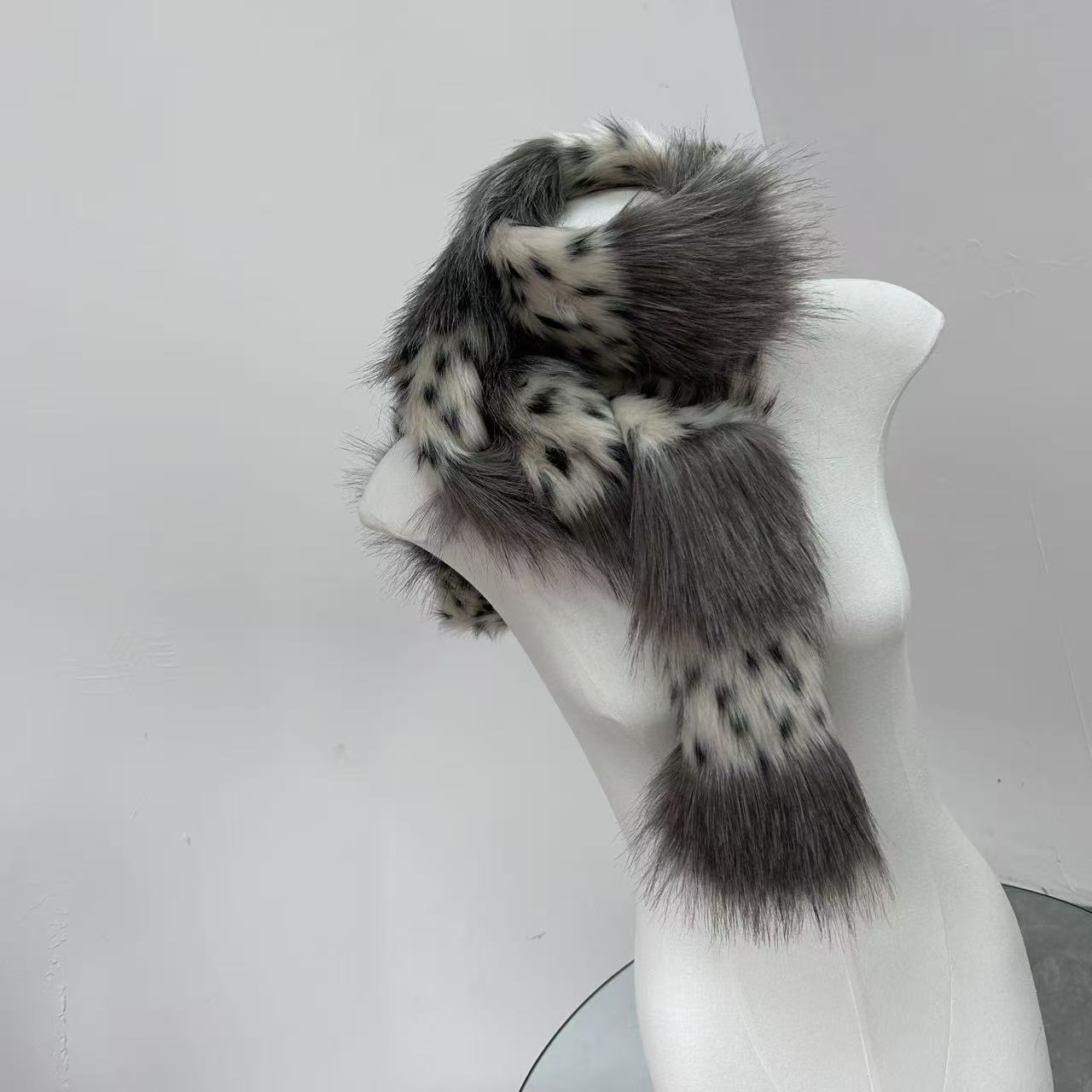 Écharpe originale en peluche à imprimé léopard et pois, style Y2K, pour femme, accessoire d'hiver chaud et tendance, inspiré de la sub-culture des jeunes filles audacieuses.