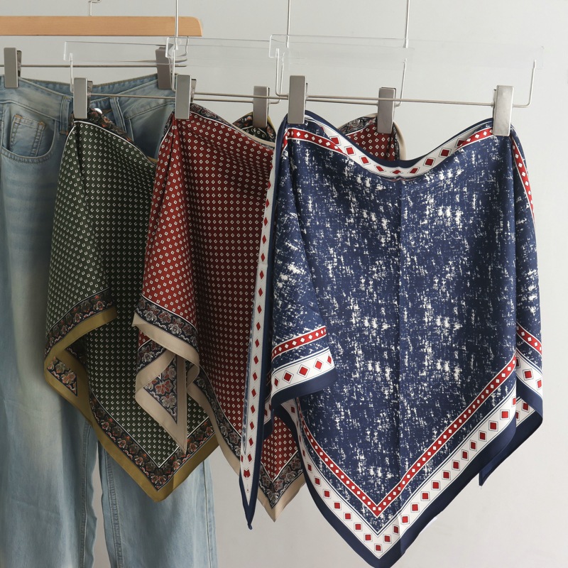 Nouvelle Écharpe Triangulaire Haut de Gamme pour Femme, Tendance et Polyvalente, Idéale pour Décorer les Jeans et les Ceintures