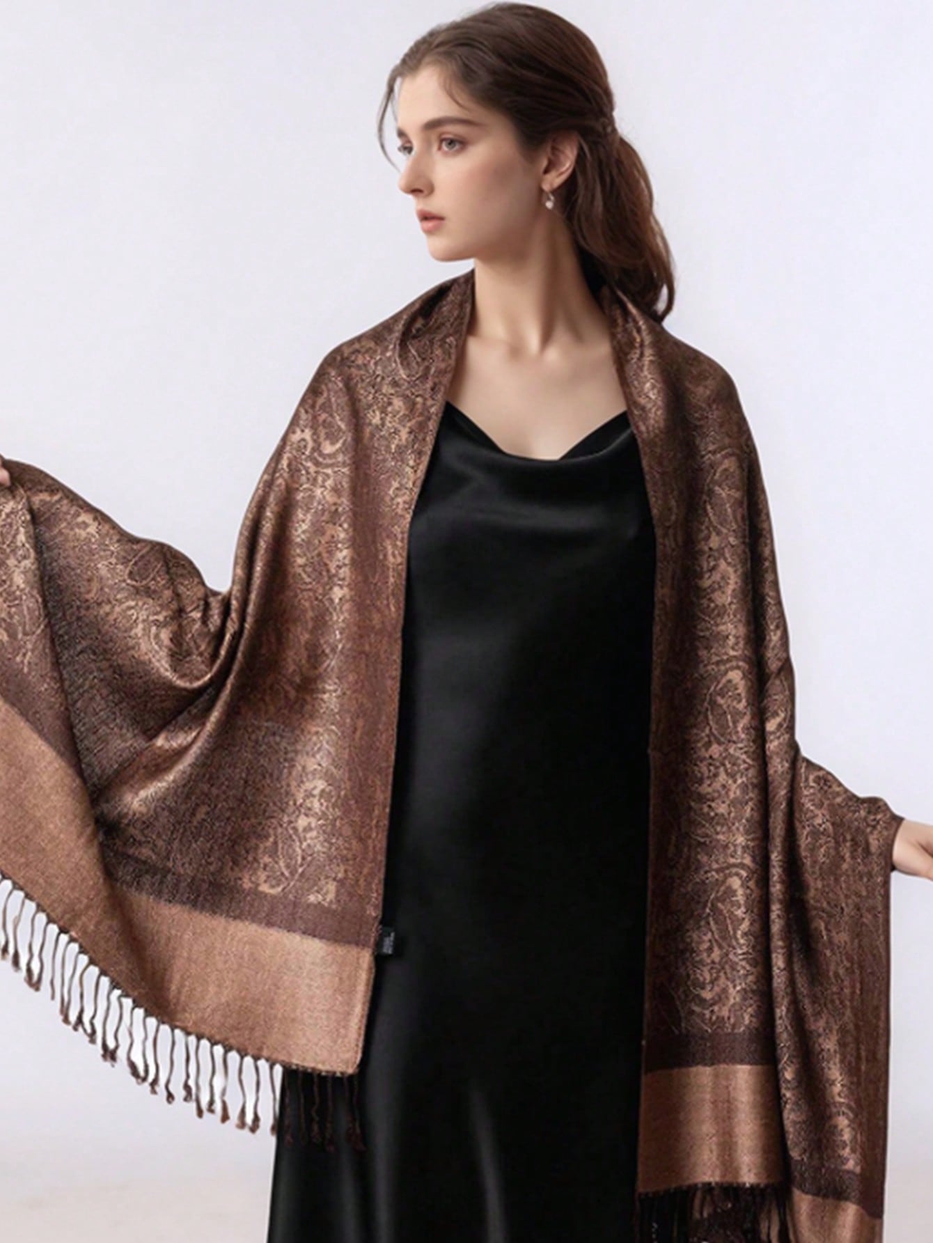 Écharpe Pashmina rétro polyvalente avec broderie de fleurs de paon, Design de pompon doux à la mode décontracté pour la décoration quotidienne des vêtements d'extérieur