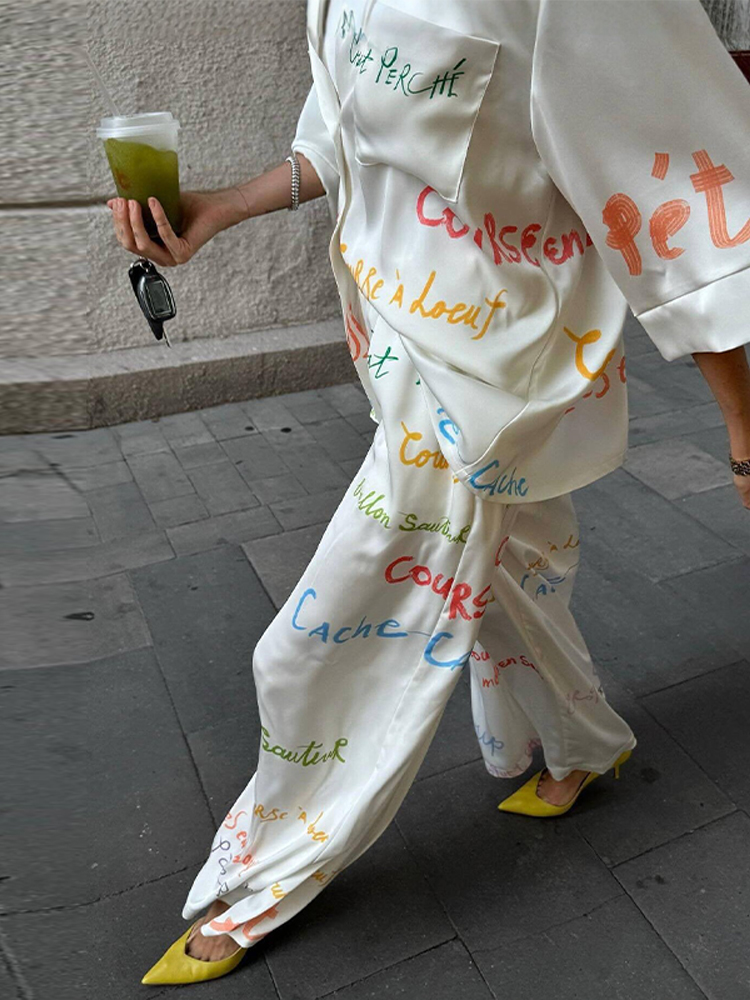 Ensemble deux pièces pour femme : chemisier coloré imprimé lettres graffiti à col revers et pantalon large – Tenue de vacances