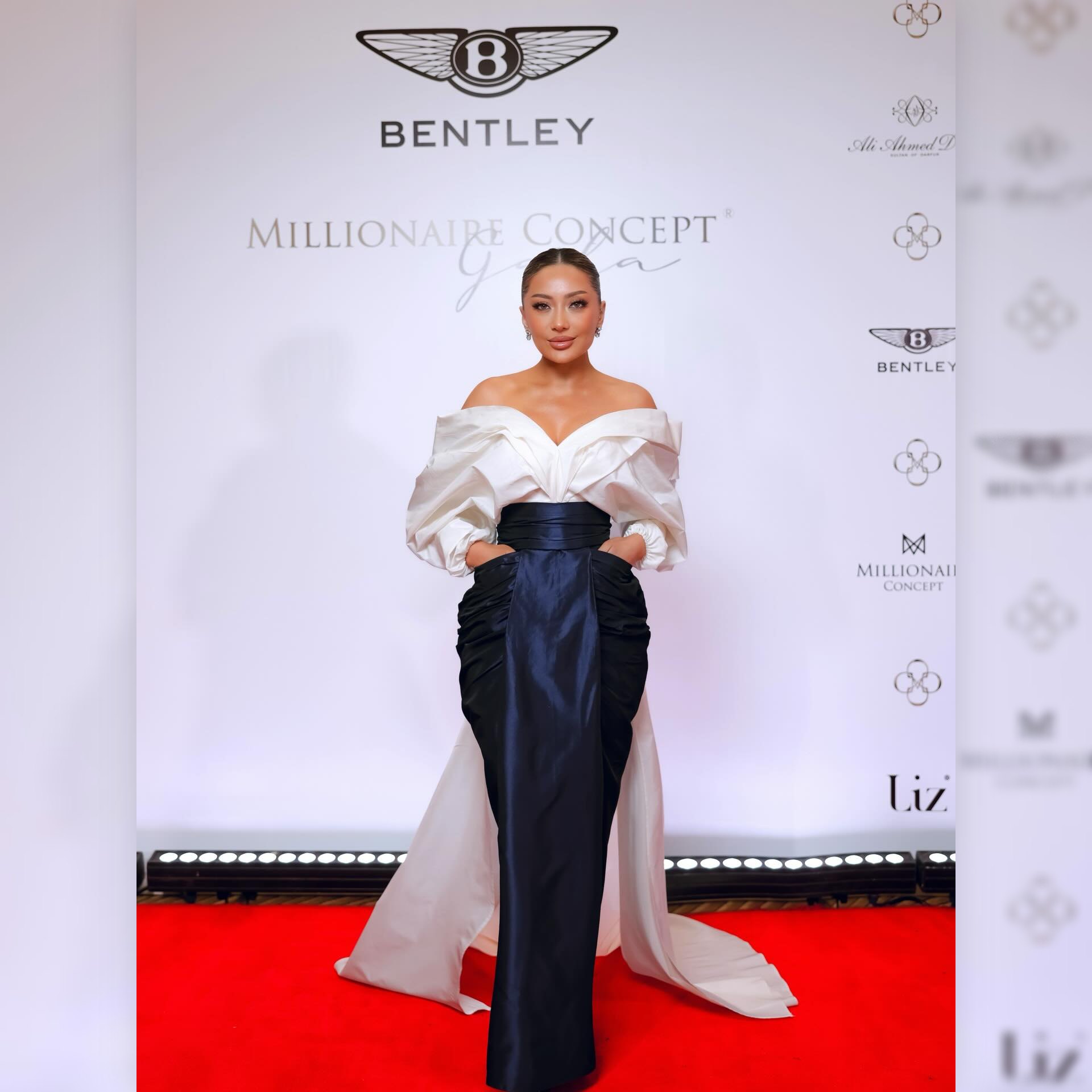 Jupe longue en satin taille haute avec design plissé, tenue de soirée formelle bleu marine, style tapis rouge, jupes tendance 2025