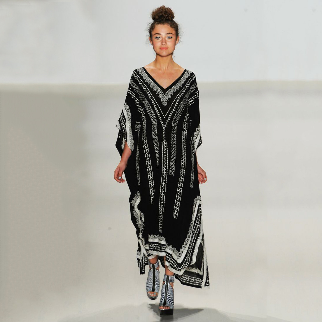 Couverture de plage pour Bikini d'été pour femmes, imprimé noir et blanc, Robe de vacances, chemise de protection solaire, nouveauté 2023