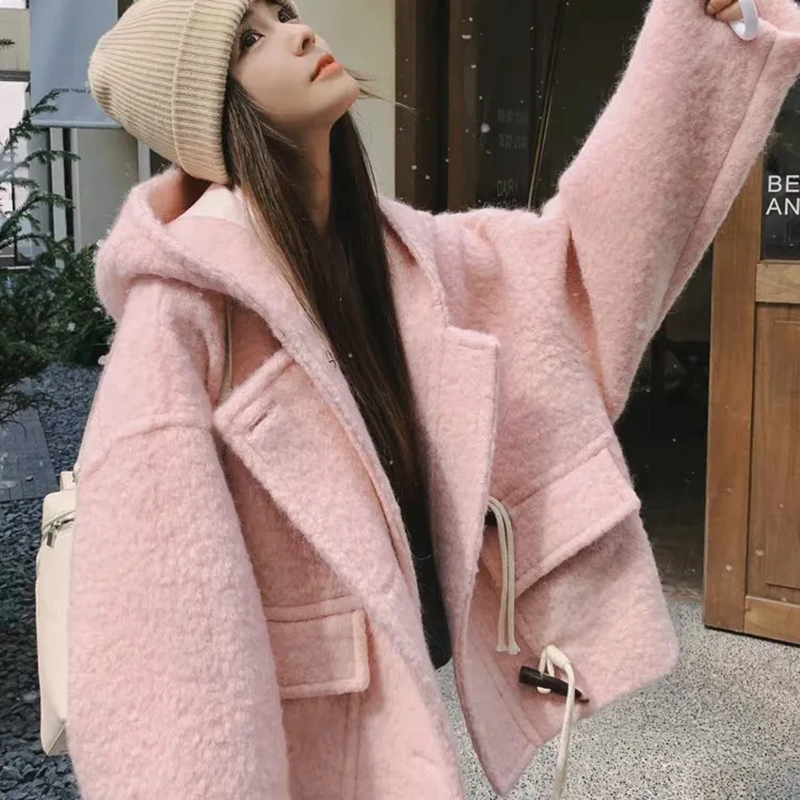 Manteaux courts en laine à capuche rose pour femmes, décontractés, Chic, boutons en corne, doux et épais, vêtements d'extérieur coréens, amples, manches longues, bureau, nouveaux hauts