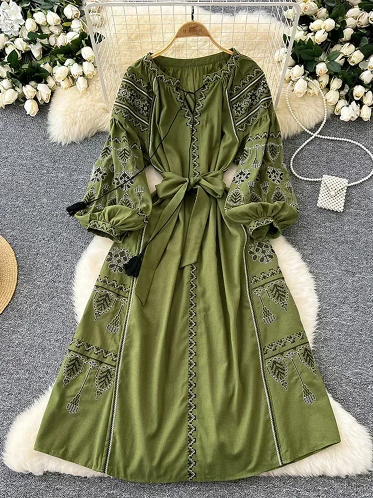 Robe longue de Style ethnique rétro bohème pour femmes, printemps-automne, brodée à lacets, manches lanternes, cintrée à la taille, A155