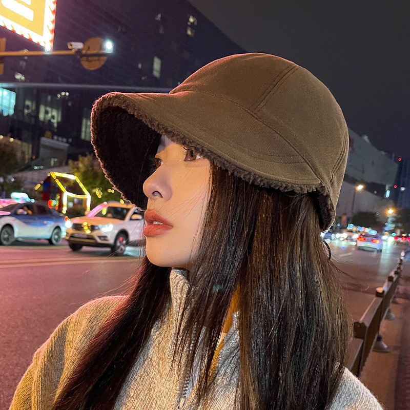 Casquette d'hiver pour femmes, chaude, coupe-vent, doublée de sherpa, pour usage quotidien, à bord souple, réglable, avec cordon de serrage, idéale pour les voyages et les activités de plein air.