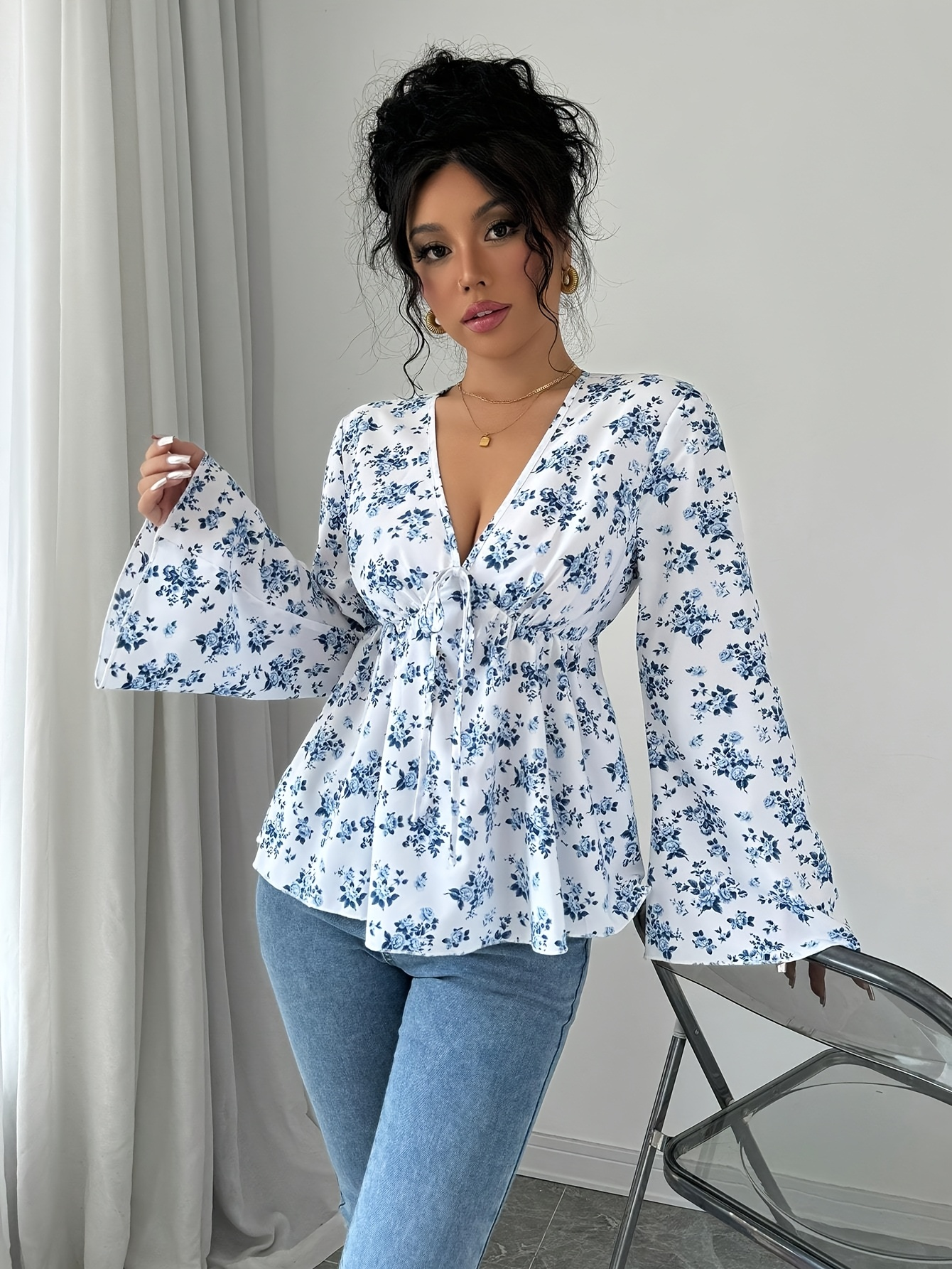 Vêtements pour femmes avec un col en V, une coupe ajustée, des motifs floraux délicats, des manches longues et un style polyvalent adapté aux femmes