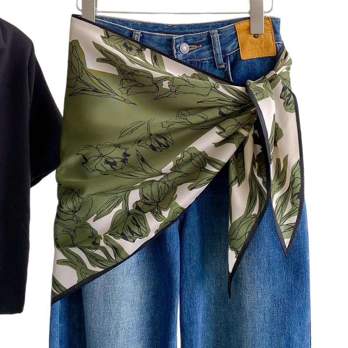 Nouveau foulard triangulaire féminin tendance en satin léger avec imprimé floral délicat, idéal pour le cou ou comme ornement de taille