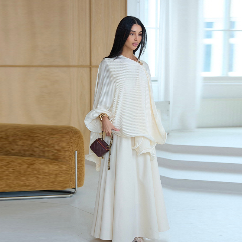 Ensemble Abaya élégant et luxueux blanc crème avec cape ample, haut et jupe longue pour femme musulmane, tenue formelle modeste pour l'Aïd, soirée, fête ou rendez-vous