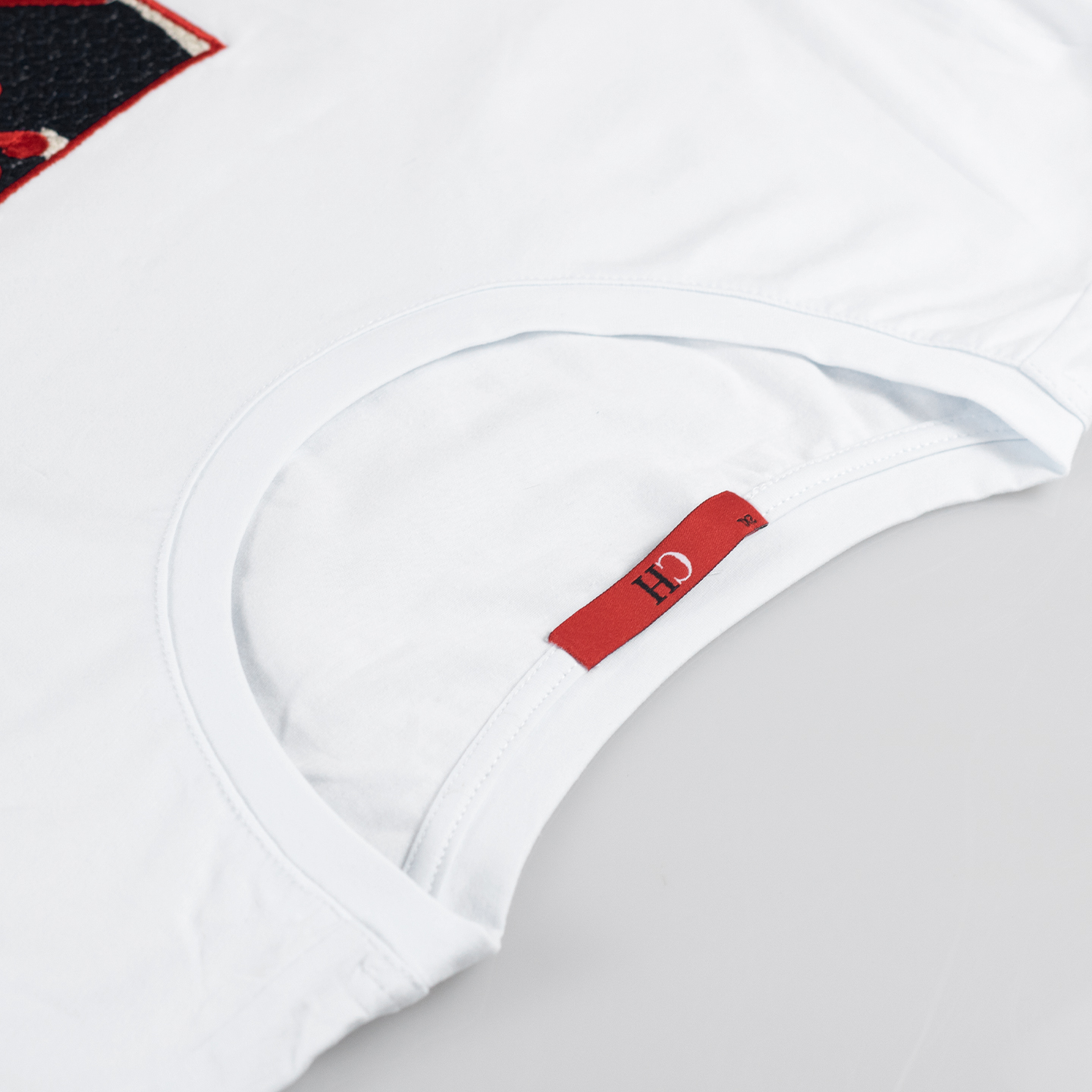 T-shirt à manches courtes pour femme CH, avec un col rond et un motif brodé floral rouge, un haut décontracté pour tous les jours