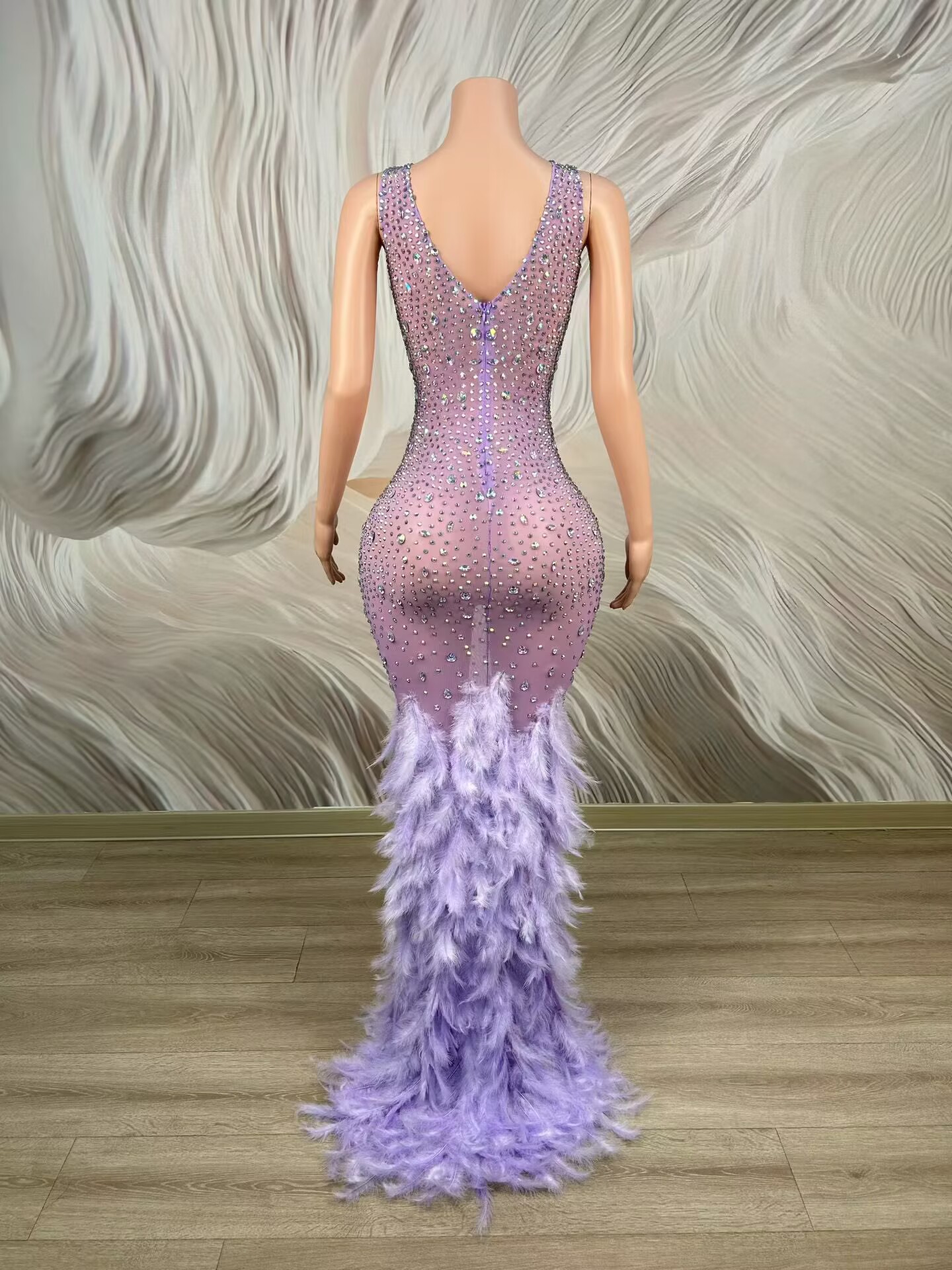 Robe de soirée sirène élégante et luxueuse, ornée de cristaux étincelants et de plumes, couleur lilas, col en V profond, ajustée, pour soirée d'anniversaire ou boîte de nuit