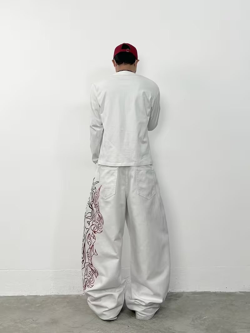 Jeans unisexe blanc et rouge à imprimé flamme tribal, coupe ample, jambe large, style Y2K grunge streetwear, pantalon en denim surdimensionné