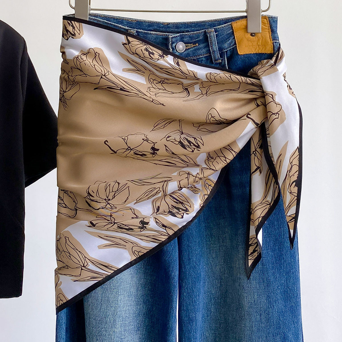 Nouveau foulard triangulaire féminin tendance en satin léger avec imprimé floral délicat, idéal pour le cou ou comme ornement de taille