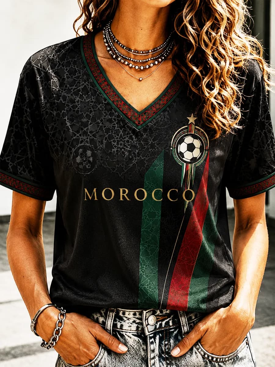 Nouveau maillot de football féminin du Maroc 2026, noir avec imprimé géométrique traditionnel et texte « MAROCCO », t-shirt décontracté à col en V