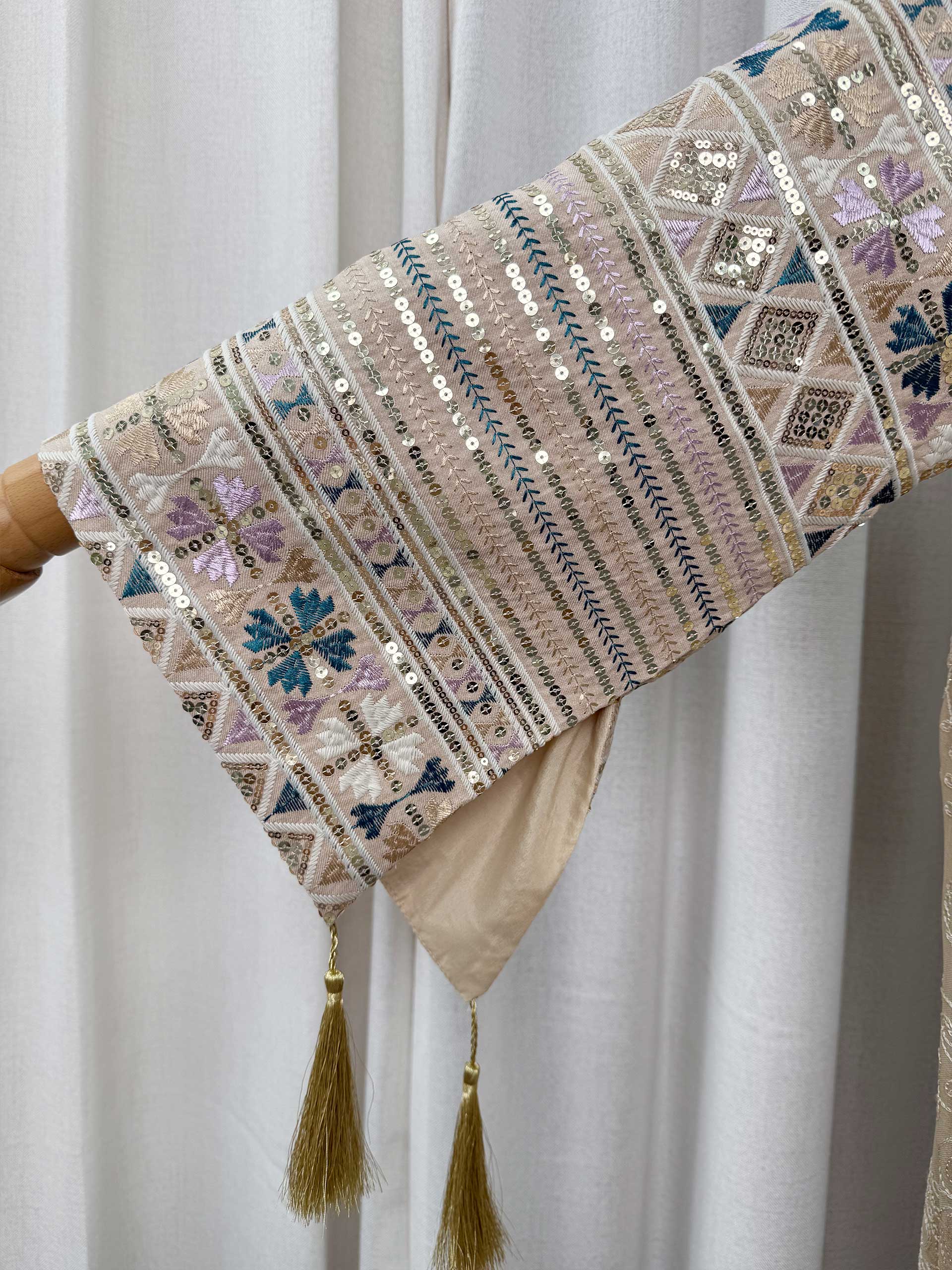 Nouvelle Abaya Islamique Modeste pour Femme, Robe Musulmane Multicolore Brodée et Pailletée Beige, Col Montant Élégant de Dubaï avec Pompon, Collection 2026