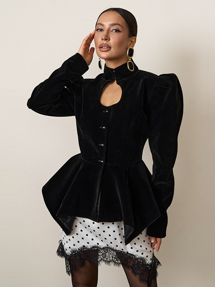 Manteau-veste pour femme, col montant, épaulettes, fermeture à crochets sur le devant, taille cintrée, ourlet asymétrique, blazer élégant et tendance.