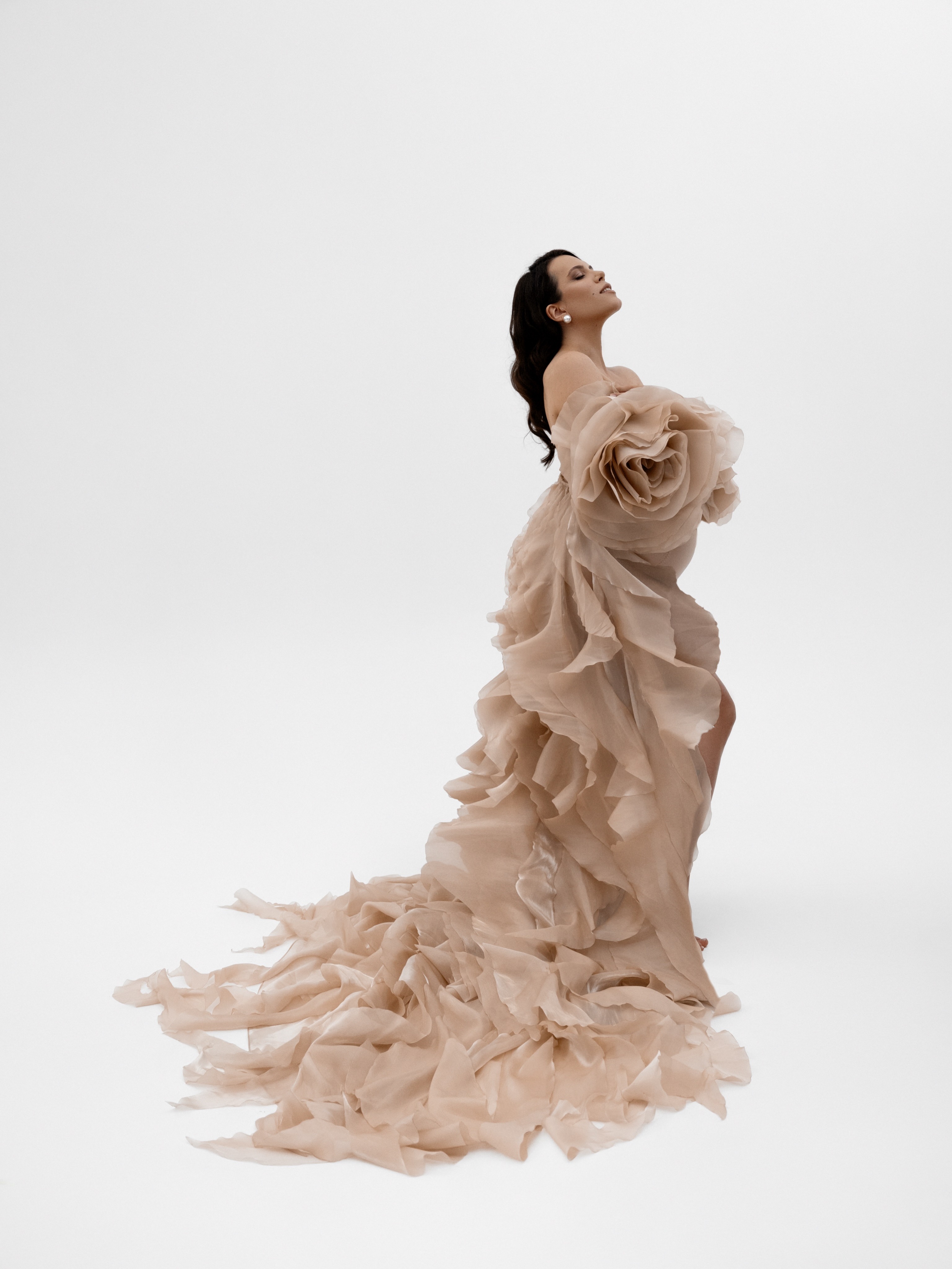 Robe de maternité personnalisée en organza à volants, épaules dénudées, avec grande fleur de rose 3D et longue traîne, tenue pour séance photo de grossesse