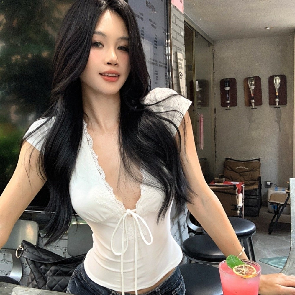T-shirts et polos pour femmes : Hauts courts chics à col en V, à manches courtes, style décontracté, avec dentelle et élastique, style streetwear