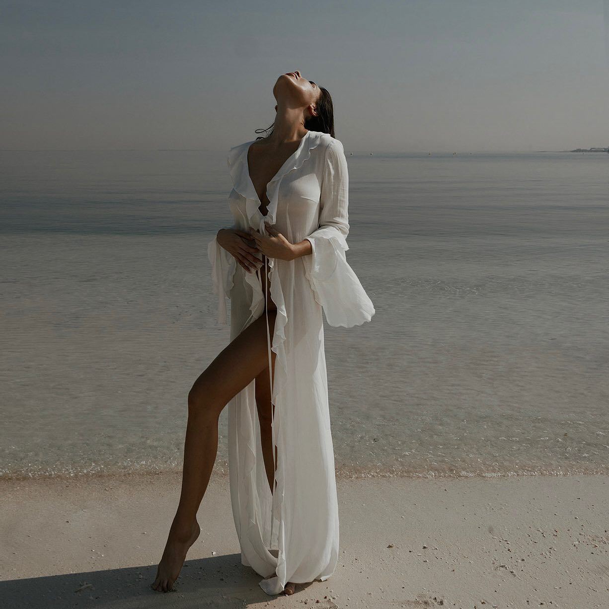 Nouvelle tunique en mousseline de soie plage couvrir robe crème solaire vêtements de plage femmes vêtements Sexy col en V à volants manches longues noir blanc