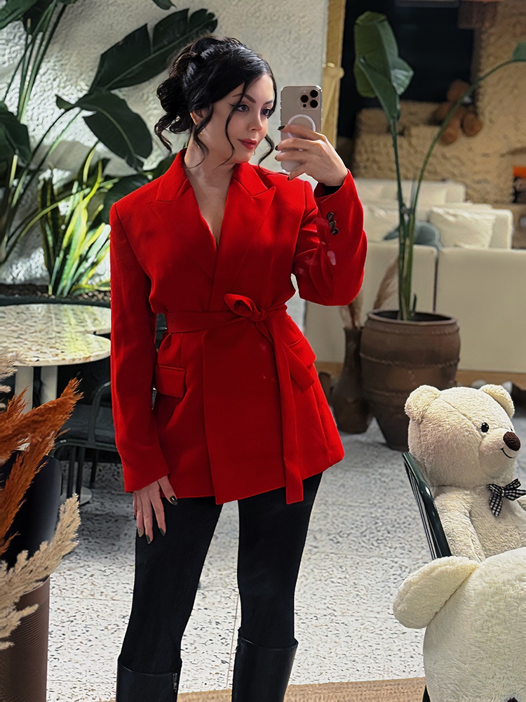 Ensemble coordonné deux pièces formel pour femme : Blazer ceinturé rouge vif à revers crantés et manches longues, et pantalon large